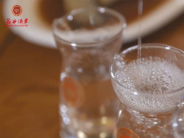如何分辨酱香白酒的新酒与陈年老酒.jpg
