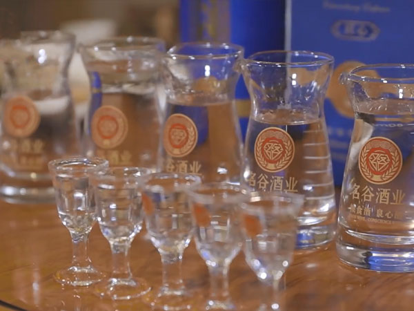 品酱酒为何要用小酒杯