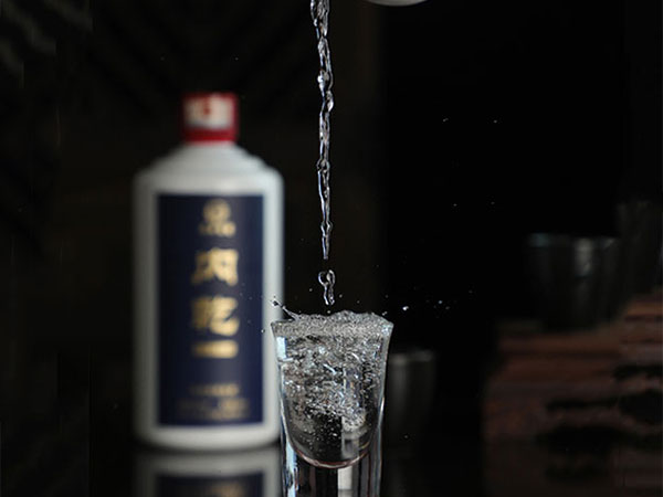 为什么酱香型白酒都不用透明玻璃瓶